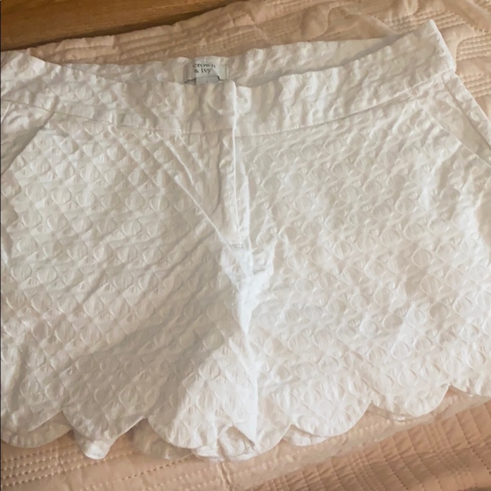 Crown & Ivy Shelby Scalloped Hem Shorts